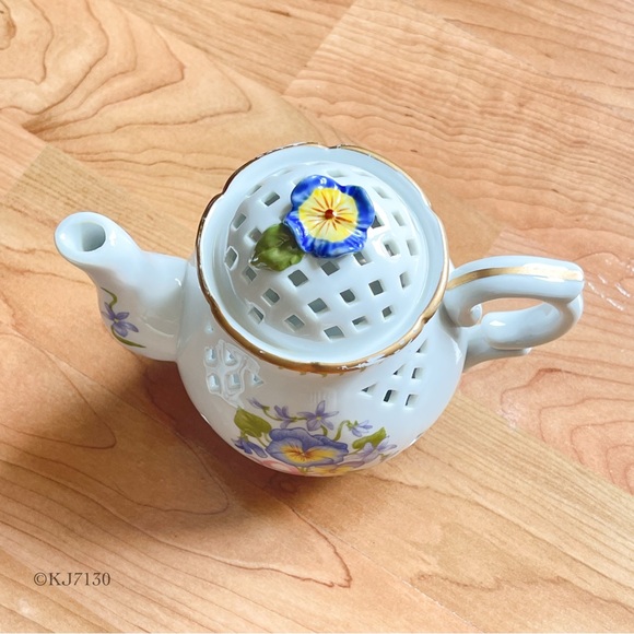 Avon Ceramic Floral Teapot Tea Light Holder With Two Teacup Candles - Picture 3 of 15